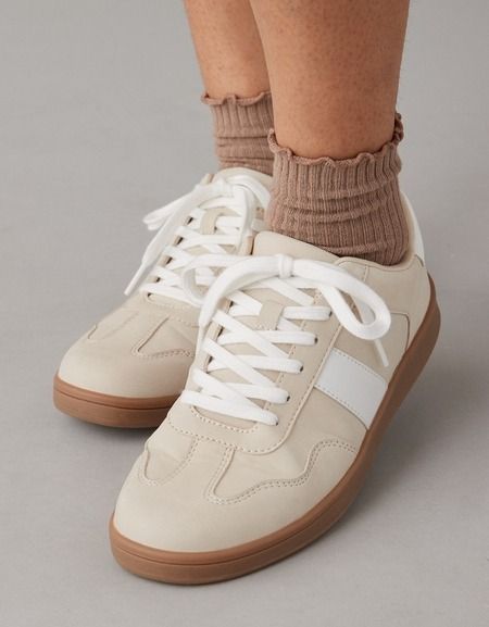 AE Ruffle Trim Boyfriend Sock 3-Pack Ruffle Socks With Sneakers, Slides With Socks Outfit, Crew Socks With Sneakers Outfit, Crew Socks With Sneakers, Socks With Sneakers Outfit, Ruffle Socks Outfit, Slides With Socks, Ankle Socks Outfit, Crew Socks Outfit