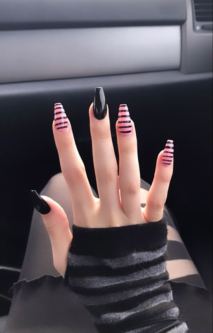 Punk Concert Nails, Acrylic Nail Designs Emo, Emo Gel Nails, Grunge Valentines Nails, Monster High Inspired Nails, Emo Valentines Nails, Short Emo Nails, Scene Nails Emo, Short Gothic Nails