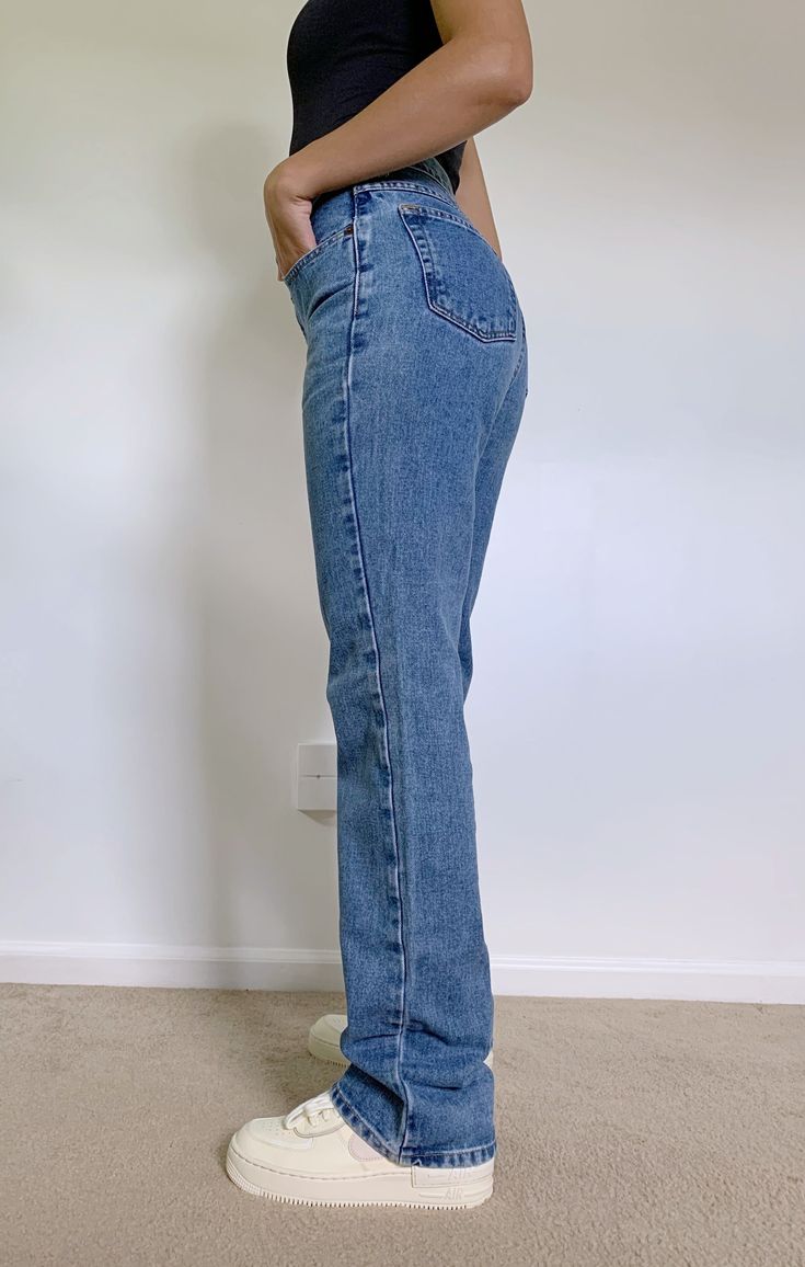 Brand:﻿ Limited Jeans Medium Wash Highwaist Jeans Outfit, Highwaist Outfit, Mom Jeans Aesthetic, Wash Jeans Outfit, Detective Outfit, Highwaisted Jeans, Mom Pants, Blue Mom Jeans, Rolled Up Jeans