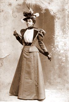 Genealogy research: Dating vintage photographs by clothing & hairstyles – SheKnows Lily Elsie, Victorian Era Fashion, African American Fashion, 1890s Fashion, Vintage Black Glamour, 19th Century Fashion, Retro Pin Up, Victorian Clothing, Victorian Women