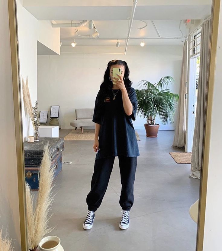 Sweatpants And Oversized Shirt, Black Sweatpants Outfit, Black Joggers Outfit, Black Tshirt Outfit, Black Shirt Outfits, Beck Oliver, Oversized Shirt Outfit, Oversize Tshirt Outfits, Cute Sweatpants Outfit