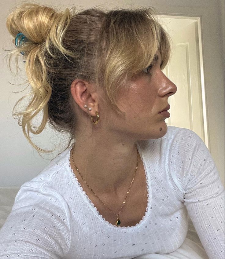 Pamela anderson hair
90s up do
90s hairstyle Formal 90s Hairstyles, Formal Hairstyles 90s, Fancy 90s Hairstyles, 90s Inspired Updo, 90s Supermodel Hair Updo, 90s Hairstyles, Hair Inspo, Pearl Earrings, Hair Styles