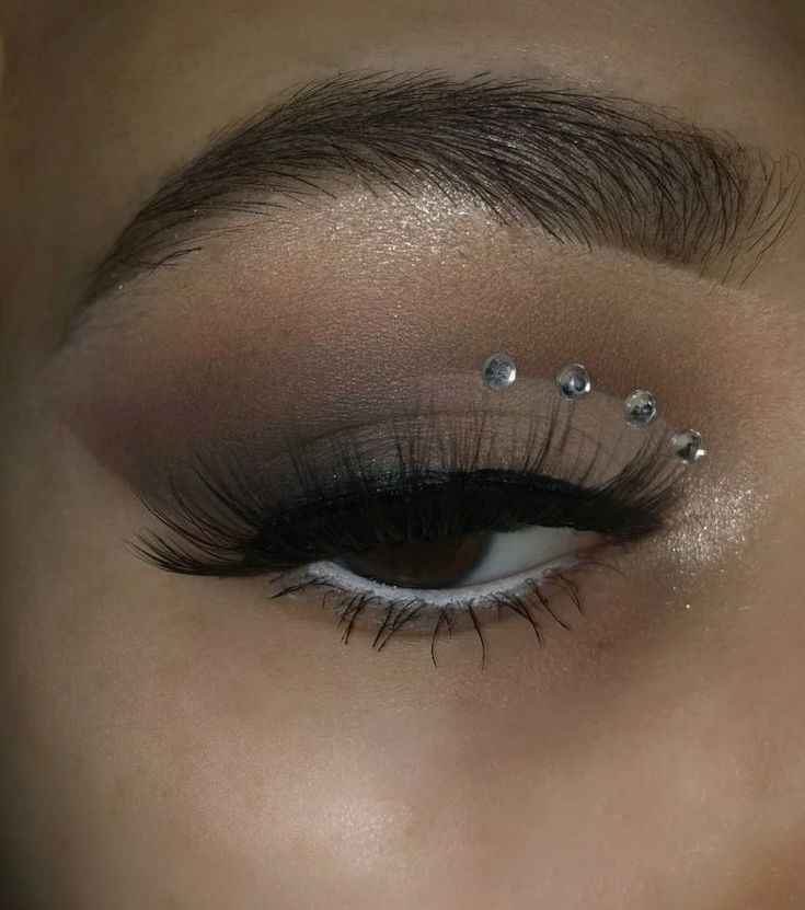 Simple Eye Jewel Makeup, Subtle Quince Makeup, Eyeshadow Looks With Rhinestones Simple, Hoco Makeup Ideas With Rhinestones, Simple Makeup Looks Glitter, Gold Makeup Looks With Rhinestones, Simple Diamond Makeup, Simple Rhinestone Eye Look, Cute Makeup Looks With Gems