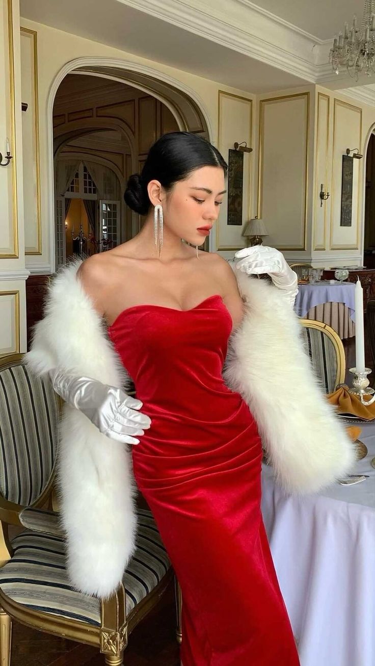 House Of Cards Outfits, Vintage Outfits With Gloves, Red Dress With White Gloves, Fancy Casino Outfit, Red Hollywood Dress, Fur With Dress, Old Hollywood Accessories, Dress With Gloves Classy Vintage Fashion, Dress With Gloves Outfit