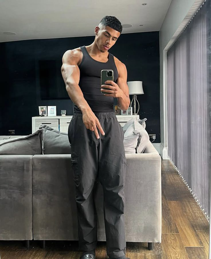 Gym Outfit Men Style, Trendy Boy Outfits, Gym Outfit Men, Men Stylish Dress, Street Fashion Men Streetwear, Gym Style, Photography Poses For Men, Black Men Fashion, Men Fashion Casual Outfits