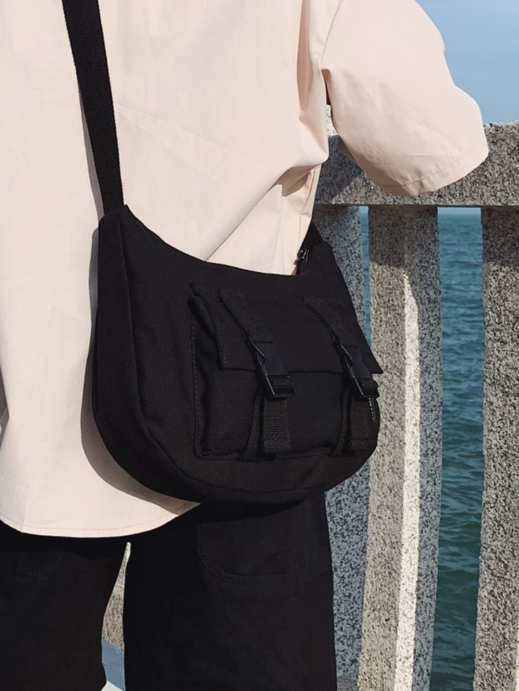 Vintage Sling Bag Aesthetic, Crossbody Men Bag, Bags For Men Casual Street Styles, Shoulder Bags Men, Cross Bags Men, Small Bags Outfit, Men’s Cross Body Bag, Bag For Men Aesthetic, Men Crossbody Bag Street Style