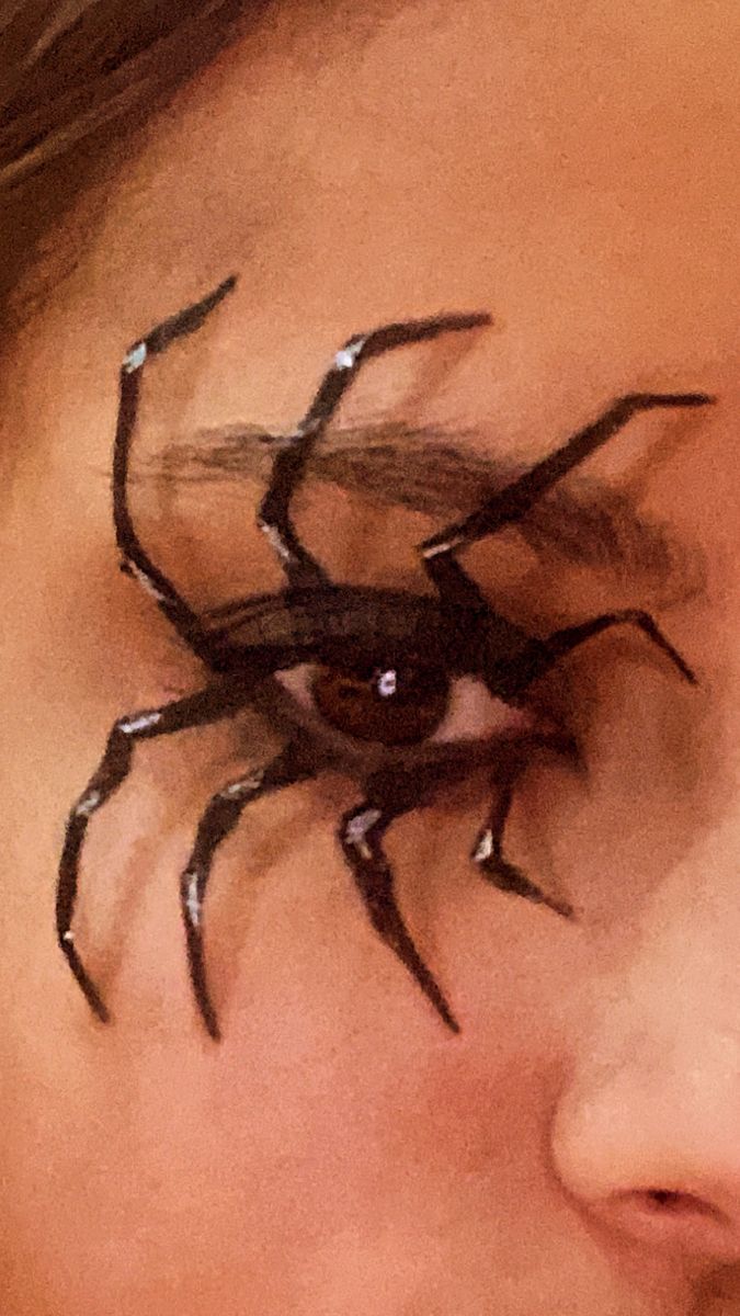 Spider Eye Face Paint, Creepy Spider Makeup, Insect Makeup Halloween, Spider On Eye Makeup, Halloween Makeup Spider Eye, Spider Makeup Ideas, Spider Eyeliner Makeup, Spider Man Eye Makeup, Spider Makeup Eyes