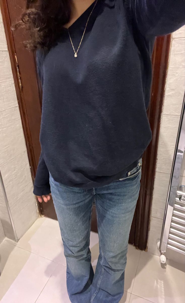 Outfit With Black Crewneck, Navy Jeans Outfit Aesthetic, Navy Blue Sweater Aesthetic, Outfits With Blue Jeans Winter, Blue Sweaters Outfit, Navy Blue Sweater And Jeans Outfit, Blue Flair Jeans Outfits, Dark Blue Knitted Sweater, Flared Jeans And Sweater Outfit