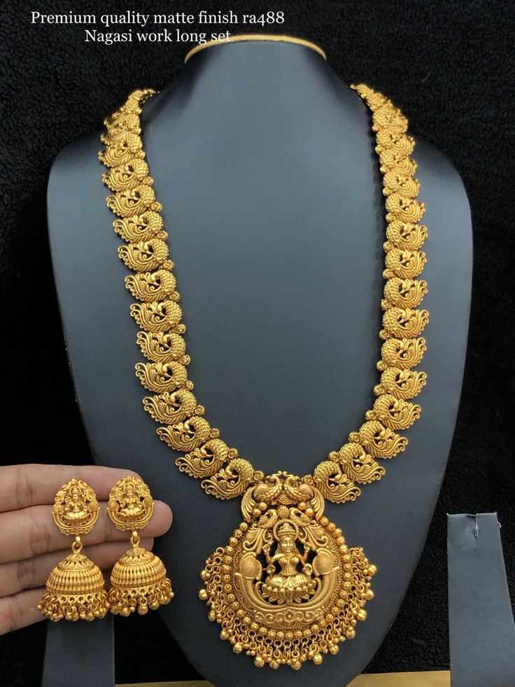 Antique Gold Jewelry Indian Bridal Jewellery Necklace Set, Haaram Designs, Necklace Set Indian Bridal Jewelry, Gold Haram Designs, Gold Ideas, Temple Jewellery Earrings, Gold Haram, Unique Gold Jewelry Designs, Long Haram