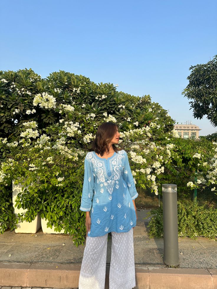 Simple Kurta With Jeans, Kurta Ideas For College, Short Chikankari Kurti Outfit, Cute Kurti Outfits, South Asian Outfits Casual, Kurta Women Aesthetic, Kurta Aesthetic Girl, Short Kurti For College, Desi Casual Outfits Aesthetic