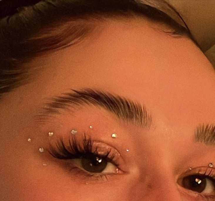 Make Up For Performance, Concert Makeup Gems, Brown Eyes Glitter Makeup, Sequin Eye Makeup, Make Up With Strass Glitter, Jewel Eye Makeup Rhinestones, Make Up Strass, Simple Gem Makeup, Sparkly Makeup Looks