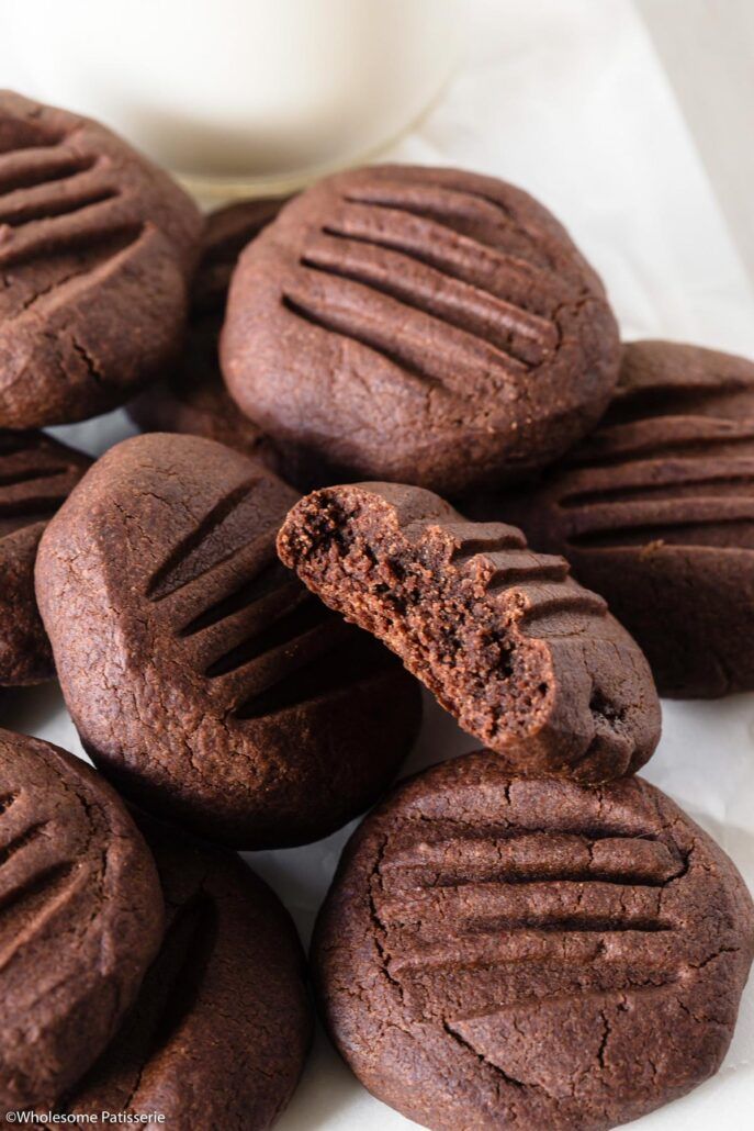 chocolate cookies are arranged on top of each other