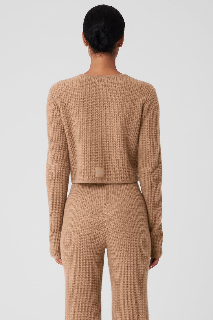 Movie marathons, grocery runs, road trips up the coast… It’s all cozier in this 100 percent cashmere waffle-knit top. Fitwise, it has long (scrunchable) sleeves, a wide neck, an easy fit and a cropped length that hits at the natural waist. Pair it with the matching pants or your go-to trousers, skirts, and shorts. Movie Marathon, Cropped Long Sleeve, Waffle Knit Top, Marathons, Womens Capris, Matching Pants, Back Women, Alo Yoga, Bra Women