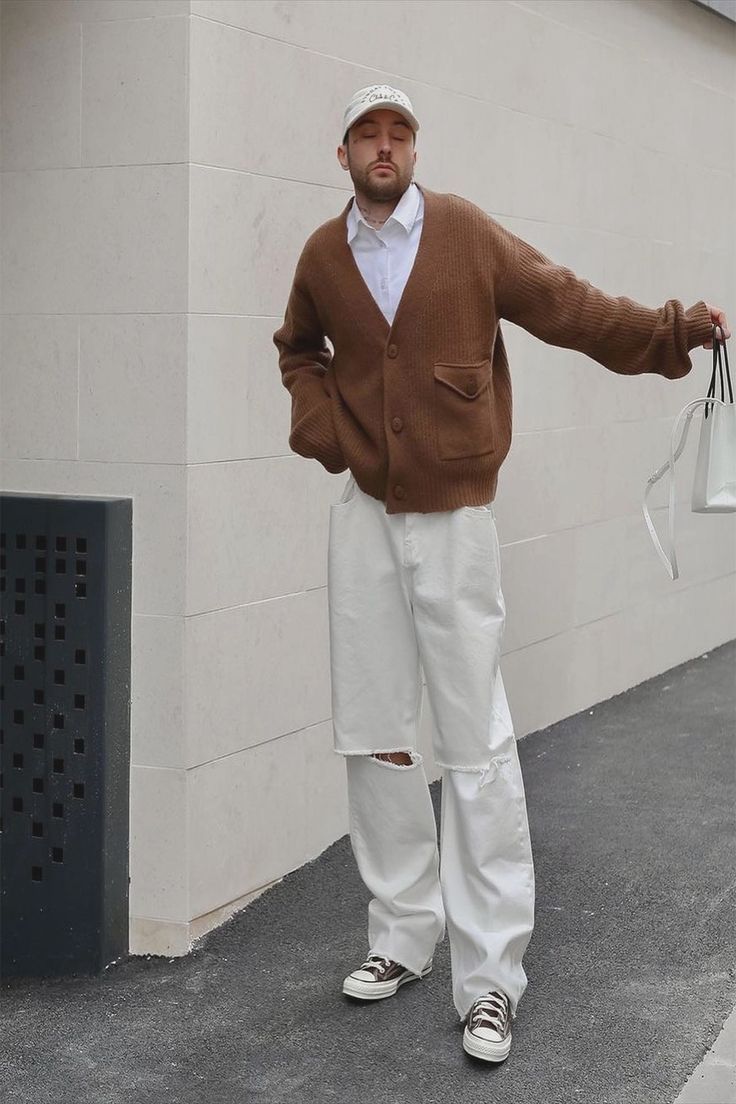 Brown Cardigan Outfit Men, Cardigan Outfit Men, Brown Cardigan Outfit, Streetwear High Fashion, Street Style For Men, Japanese Street Fashion Men, Boy Street Style, Korean Trends, 70s Vogue