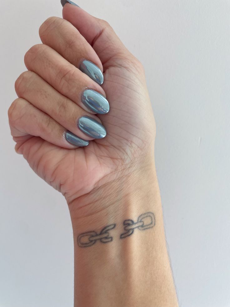 Simple Nail Chrome, Denim Chrome Nails, Pearl Grey Nails, Blue Gray Chrome Nails, Chrome Nails Pale Skin, Grey Blue Chrome Nails, Chrome Gray Nails, Dark Blue Pearl Nails, Grey Pearl Nails