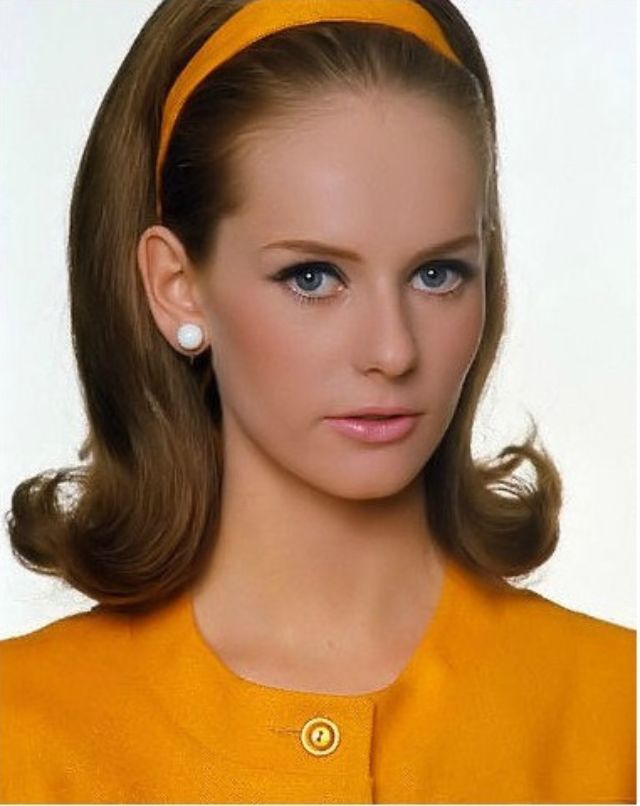 1960s Headband, 1960s Hairstyles, 1960 Hairstyles, Cabelo Pin Up, 1960s Hair, 60s Hair, 70s Hair, Athletic Hairstyles, Penteado Cabelo Curto