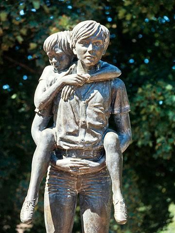 a statue of two people holding each other