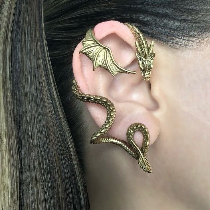 Fourth wing was one of my favorite books I read last year! It was a 5 star read for me 🌟 What do you rate it? Dragon Earrings Cuffs, Ear Wrap Cuff, Dragon Ear Cuffs, Dragon Earrings, Gothic Earrings, Dragon Jewelry, Ear Cuff Earings, Ear Cuffs, Fancy Jewelry