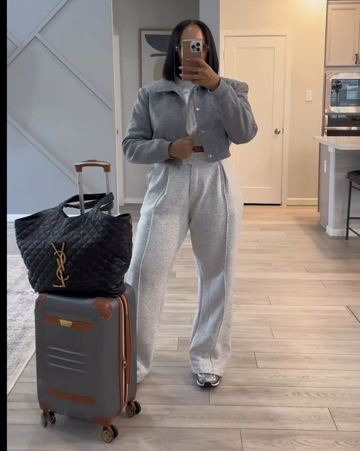 Feminine Jogger Outfit, Wide Leg Sweatpants Outfit Black Women, Rainy Outfit Ideas For Women, Airport Outfit Joggers, Sweatpants And Heels Outfits, Sweatpants Outfit Black, Wide Leg Sweatpants Outfit, Gray Sweatpants Outfit, Traveling Style