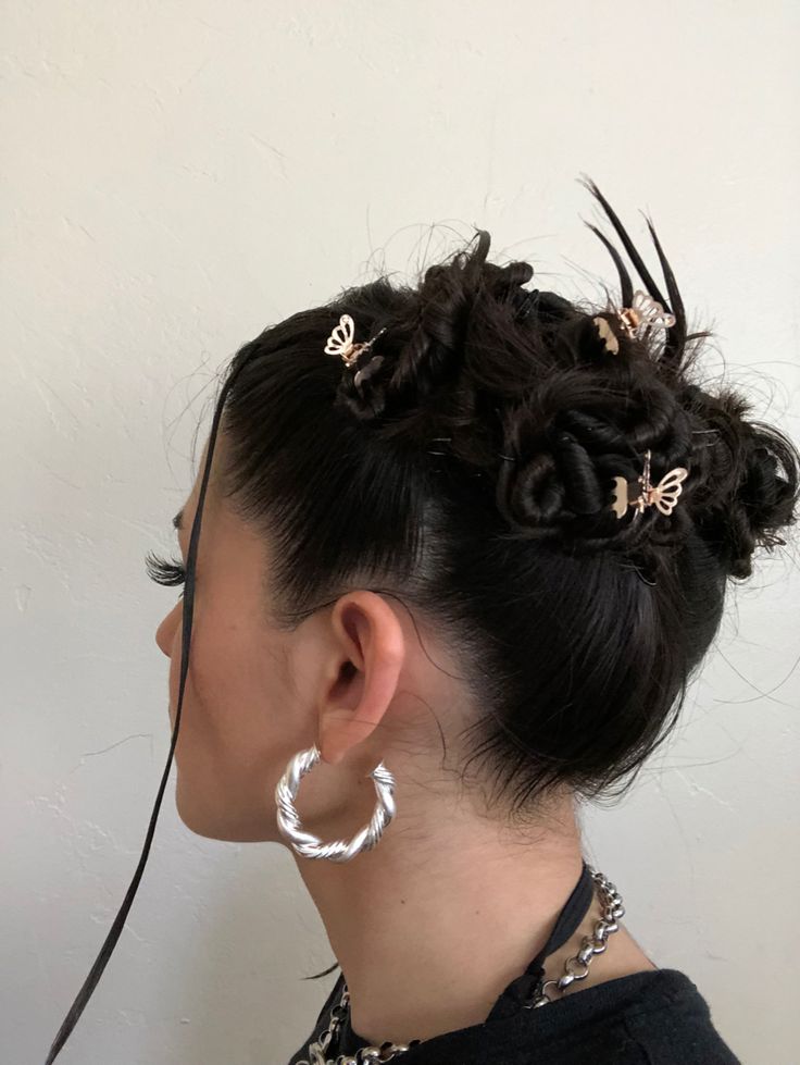 2000s Hair Inspiration, 90s Hairstyles Twisties, 2000s Zig Zag Hair, 90s Twisted Spike Hairstyle, Updo With Butterfly Clips, Butterfly Clips Hairstyles Updo, Y2k Twist Hairstyles, Grunge Prom Hairstyles, 99s Hairstyles