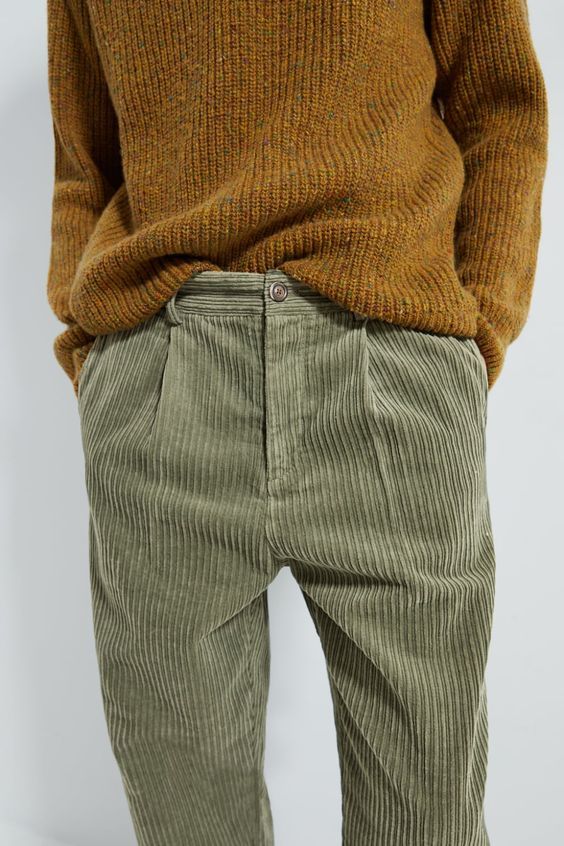 Herren Style, Pants Collection, Streetwear Men Outfits, Green Pants, Mode Vintage, Mode Inspiration, Corduroy Pants, Mens Streetwear, Mens Street Style