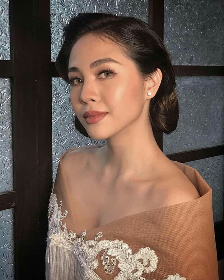 Filipiñana Makeup Look, Modern Filipiniana Hair And Makeup, Janella Salvador Filipiniana, Filipina Hairstyles Traditional, Janella Salvador I Love You Since 1892, Hairstyle Filipiniana, Philippine Hairstyle, Filipino Traditional Hairstyle, Hairstyles For Filipiniana Dress