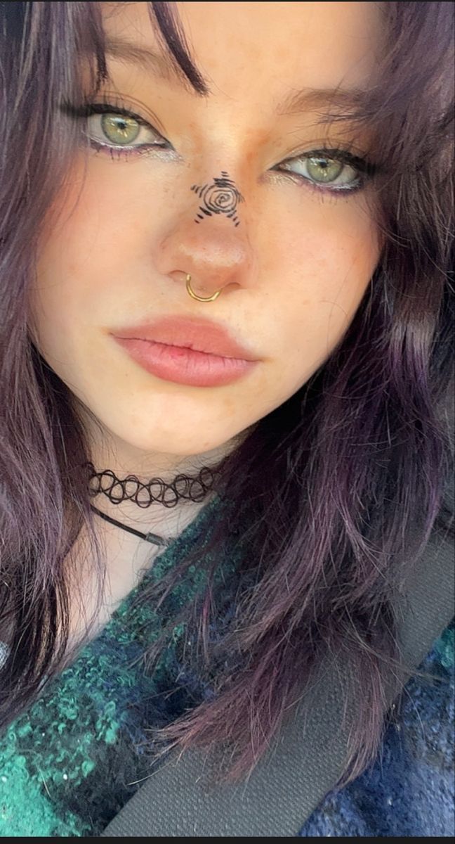 Green Eyes Purple Hair, Star Septum Piercing, Purple Hair Green Eyes, Y2k Septum Piercing, Zara Core, Stardew Aesthetic, Septum Piercing Girl, Star Septum, Alt Septum Jewelry