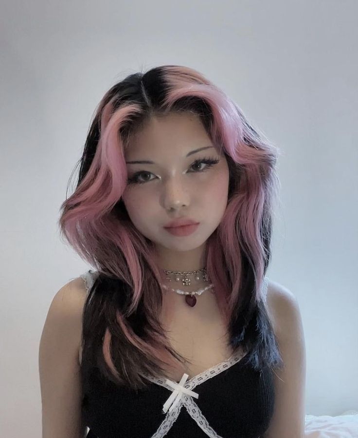 Black And Pink Hair Asian, Light Pink Hair Streaks, Top Layer Of Hair Dyed, Pink Dyed Hair Ideas, Black Pink Hair, Streaks Hair, Pink Hair Streaks, Color Streaks, Hair Color Streaks