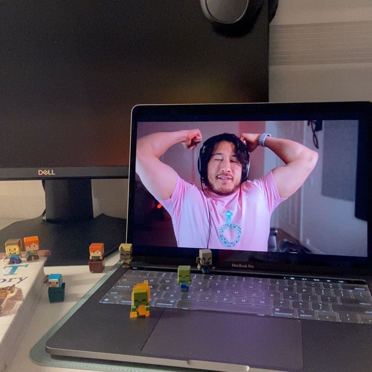 markiplier video, bunch of mini minecraft figurines Yandere Markiplier, Macbook Desk Setup, Markiplier Aesthetic, Macbook Desk, Gamer Aesthetic, Marky Mark, Youtuber Dr, Zoella, Markiplier