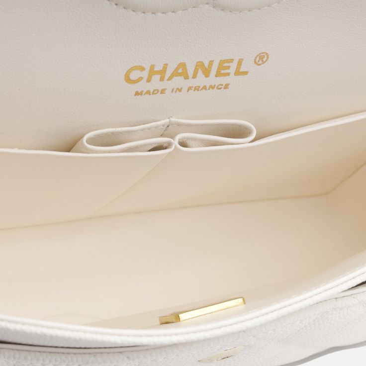 Sleek, refined and effortlessly chic, the Classic Small Flap Bag in embodies Chanel’s non-traditionally feminine aesthetic. One of the most iconic handbags in the history of fashion, this bag is an absolute must-have. Crafted in a beautiful white caviar leather with champagne gold-tone hardware; there is nothing more beautiful than this. SPL Exterior White Caviar Leather Champagne Gold-tone hardware CC Turnlock closure Interwoven chain and leather shoulder strap Plaque series Unused Condition - protective stickers have been removed Interior White leather interior Double flap Spacious compartment One slip pocket Chanel embossed leather logo Unused Condition Sold with box and dust bag SPL Height 14.5cm Width 23cm Depth 6cm