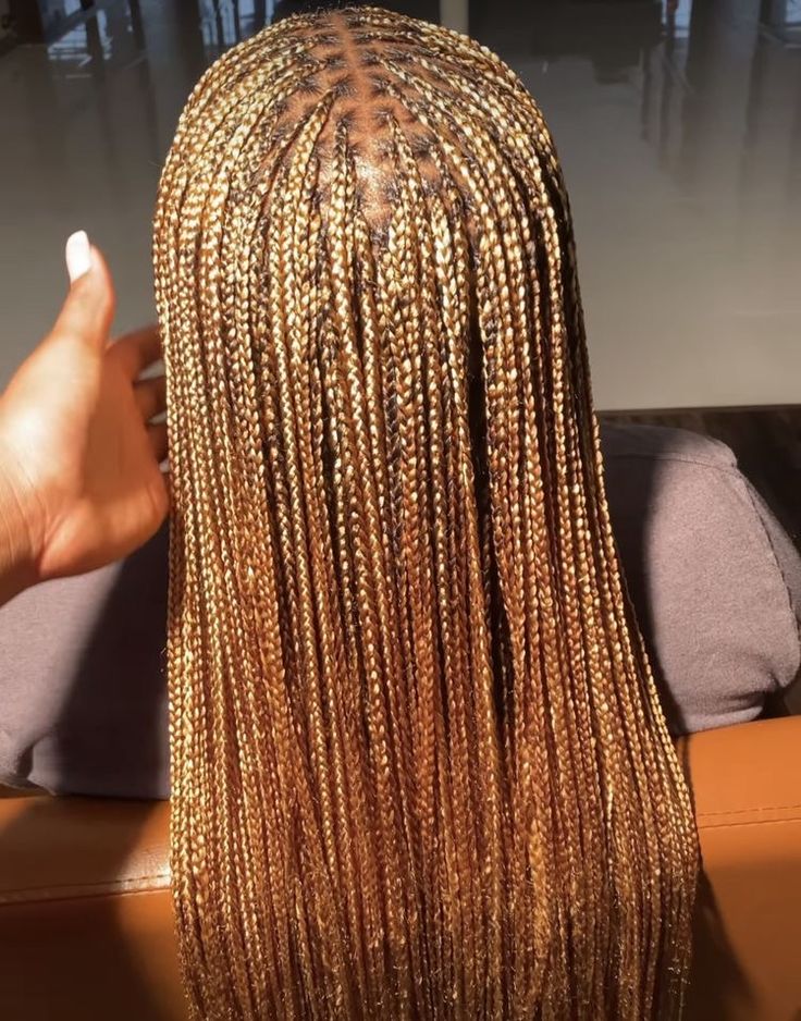 Honey Blonde Senegalese Twist, Caramel Braids Black Women, Hairstyles You Can Do With Braids, Ginger And Blonde Knotless Braids, Golden Blonde Braids, Honey Blonde French Curl Braids, Small French Curl Braids, Honey Braids, 4/27/30 Braids