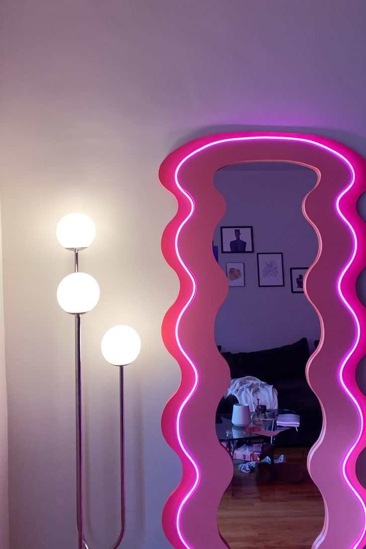 Curved living room mirror. Pink wavy mirror with LED lights. Mirror Maximalist, Curvy Mirrors, Bedroom Funky, Mirror Living Room Decor, Curved Living Room, Living Room Decor Colorful, Pastel Room Aesthetic, Colorful Maximalist Decor, Curvy Mirror