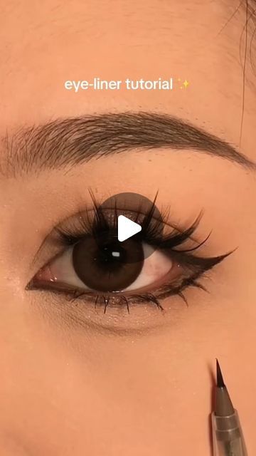 TheChicGlow | Source of Beauty on Instagram: "How to draw eyeliner for beginner pt2 ʚɞ" Eyeliner Step-by-step, How To Draw Eyeliner For Beginners, How To Apply Eyeliner For Beginners, Eye Lining For Beginners, Eyeliner Drawing, Tightlining Eyes, Eyeliner Tutorial For Beginners, How To Draw Eyeliner, Korean Eyeliner