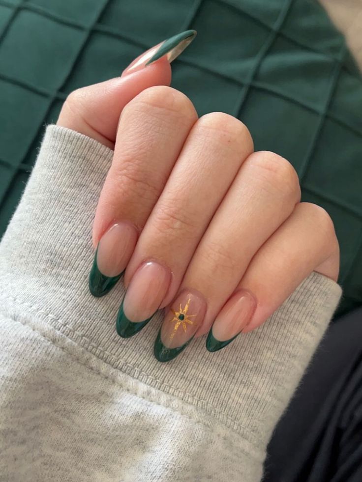 Trendy Nails Ideas Green, Classy Emerald Green Nails, Long Almond Gel Nails Ideas, Nail Inspired Green, Cute Nail Tips Ideas, Green Art Nails, Green Polish Nail Design, Mail Inspo Dark Green, Nails Dark Colors Designs