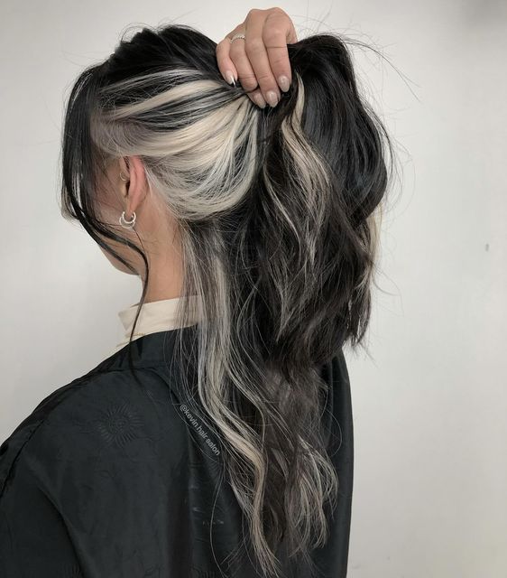 Ash Grey Underlights, Balayage White Hair, Dark Brown Hair With Platinum Underneath, Silver And Black Hair Color, Dark With Silver Highlights, Brunette And Platinum Hair, Dark Hair With Silver Balayage, Perimeter Highlights, High Contrast Ombre Hair