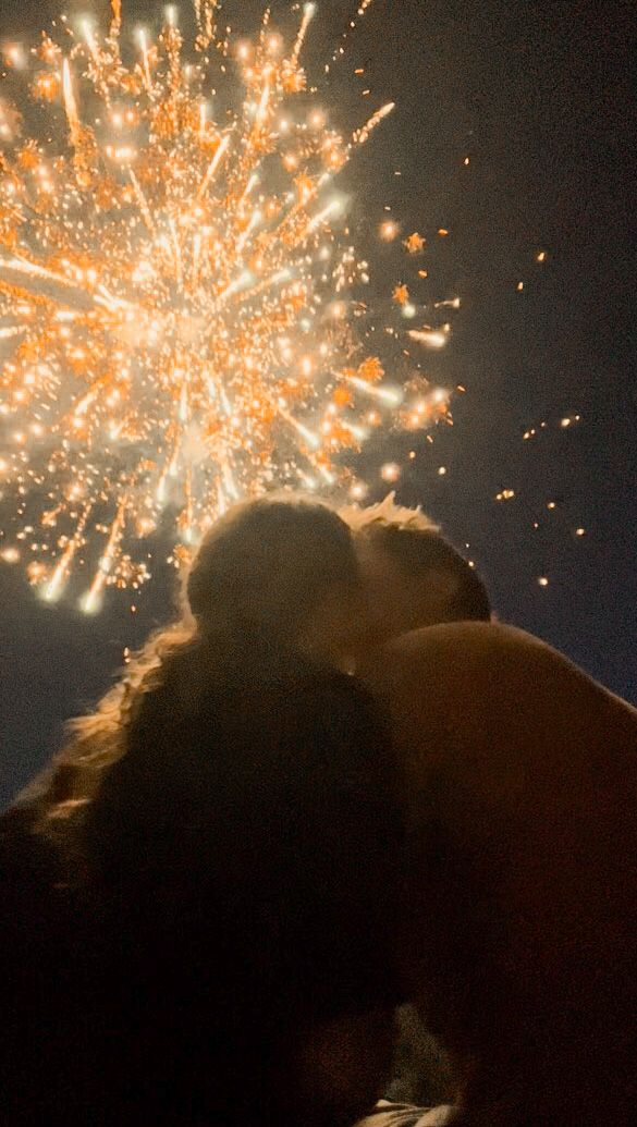 Pose ideas for couples. Pose idea for fireworks. 4th of July. 4th of July poses. 4th of July couples photo Cute Firework Pictures With Boyfriend, New Year Couples Pictures, Falling For You Aesthetic, Happy New Year Couple Goals, Fireworks Pictures Couple, Cute Firework Pictures, Situationship Pictures, Firework Picture Ideas, Couples Fireworks Pictures