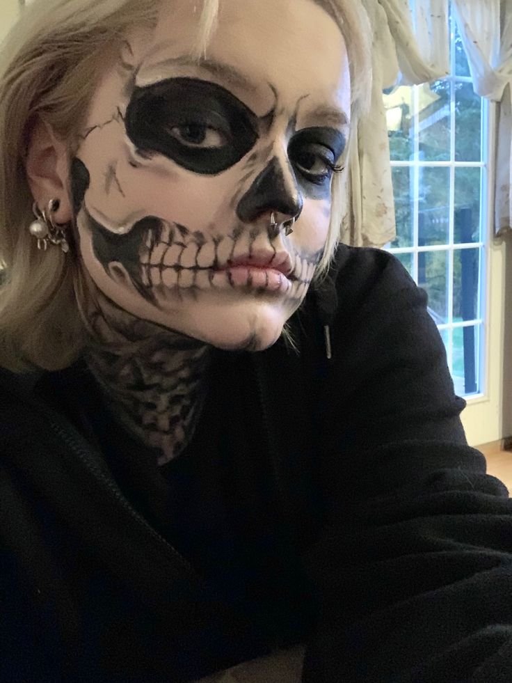 Skull Halloween Makeup Tutorial, Jeweled Skeleton Makeup, Gothic Skeleton Makeup, Halloween Looks Makeup Scary, Skeleton Make Up Aesthetic, Skeleton Makeup Realistic, Skeleton Teeth Makeup, Halloween Face Makeup Scull, Skeleton Diy Costume Women