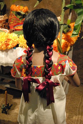 This exhibit in the National Museum of Anthropology in Mexico City shows the beautiful hand embroidered blouses worn by the Nahua women of the Chicontepec region of Veracruz (El balcon de la Huasteca) Mexican Hairstyles, Mexican Culture Art, Ribbon Braids, Hispanic Culture, Mexican Fashion, Mexican Heritage, Mexico Culture, Mexican Women, Mexican Girl