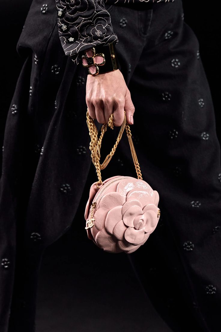 Runway 2023, Chanel Flower, Stile Boho Chic, My Style Bags, Chanel Camellia, Metallic Purse, Armani Prive, Spring Fashion Trends, Fall 2023