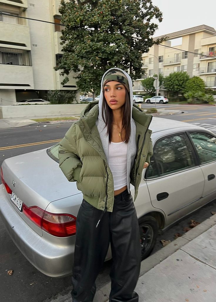 Nyc Winter Outfits Cold Weather Street Style, London Baddie, Rain Jacket Aesthetic, Fashion Killa Winter, London Street Wear, Raining Outfit, Nyc Fashion Aesthetic, Streetwear Fashion Winter, Layered Outfits