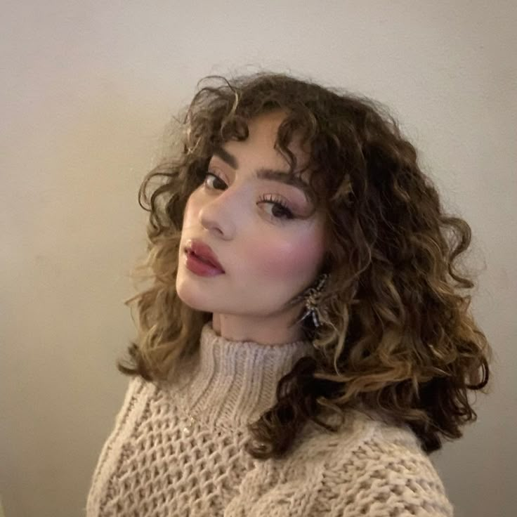 Curly Brown Hair Girl, Old Money Curly Hair, Glam Winter Makeup, Short Curly Hair Aesthetic, Romantic Curly Hair, Spanish Girl Aesthetic, Short Curly Brown Hair, Curly Hair Brunette, Curly Hair Makeup