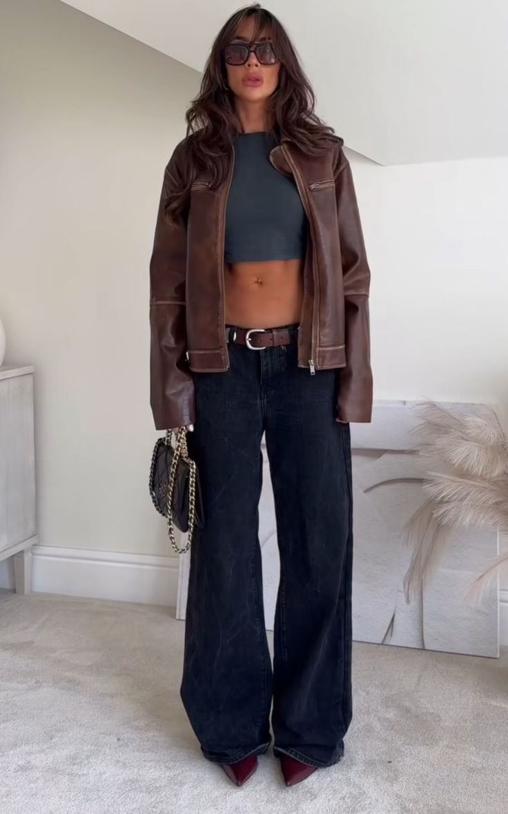 Brown Pants Leather Jacket, Winter Dive Bar Outfit, Baggy Jeans Classy Outfit, Long Brown Hair Outfits, Big Flare Jeans, Baggy Brown Jeans Outfit, Dark Rinse Jeans Outfits, Brown Hat Outfits For Women, Bf Outfits Aesthetic