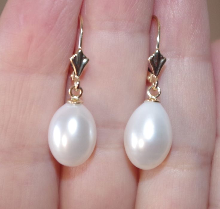 QUALITY JAPAN 14K GOLDEN WHITE 28MM TEAR DROP CULTURED PEARL LEVERBACK EARRINGS BEING OFFERED IS A FABULOUS 14K 28 MM GOLDEN / WHITE JAPAN CULTURED PEARLS PERFECT TEAR DROP WHITE / GOLDEN PEARL EARRINGS THESE PEARLS ARE NEW OLD STOCK PEARLS THEY ARE FROM JAPAN , QUALITY LUSTOROUS , WELL MATCHED JAPANESE PEARLS ARE FAMOUS FOR BEING TOP RATED QUALITY THEY ARE NEW OLD STOCKS I HAVE FEW PAIRS. PLEASE SEE PHOTOS. TEARDROPS ALL VARY SLIGHTLY IN SIZE. 17-15 MMX 7-10 MM INCLUDING CONNECTORS PEARL TEAR D Classic White Pear-shaped Teardrop Earrings, Classic Teardrop Lever Back Jewelry, Formal Teardrop Lever Back Earrings, Classic White Pearl Earrings With Lever Back, Yellow Gold Oval Teardrop Earrings For Formal, Yellow Gold Oval Teardrop Earrings For Formal Occasions, Elegant Formal Teardrop Earrings With French Hook, Elegant White Jewelry With Lever Back, Classic White Pear-shaped Pearl Earrings