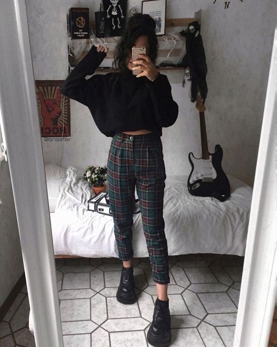 8c01a75941549a705cf7275e41b21f0ddesc43285948ri Bustier Outfit, Pakaian Hipster, Moda Grunge, High Wasted Jeans, Millennials Fashion, Tokyo Street Fashion, Fashion 90s, Mode Boho, Hipster Outfits