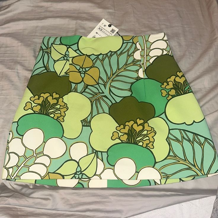 Zara Mini Skirt Xs Printed Green Skirt For Vacation, Green Printed Skirt For Vacation, Chic Green Printed Bottoms, Green Floral Print Skirt For Vacation, Vacation Floral Print Green Skirt, Printed Mini Skirt For Spring, Stretch Green Spring Skirt, Green Stretch Skirt For Spring, Green Floral Print Skirt For The Beach