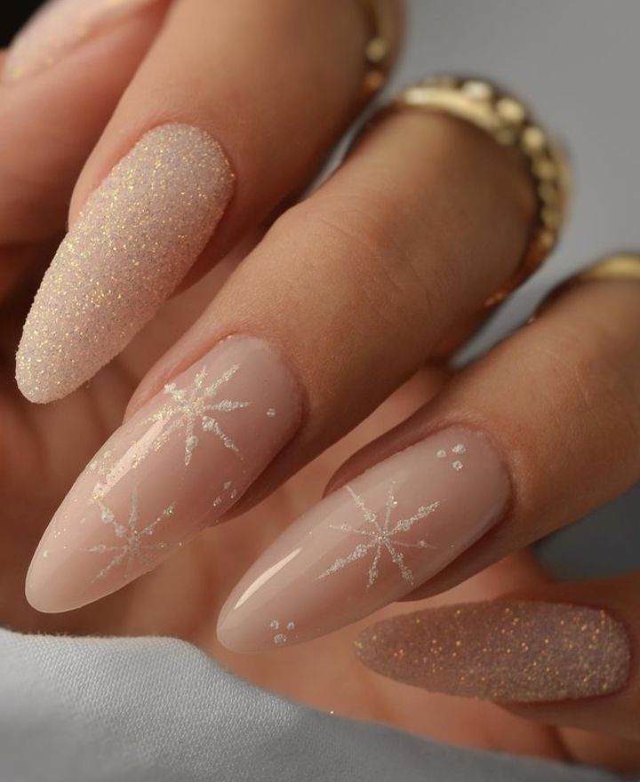 Wedding Nails Christmas, Christmas Nails Beige, Winter Bridal Nails, December 2024 Nails, Soft Christmas Nails, Nude Xmas Nails, Nude Christmas Nail Designs, Christmas Nude Nails, Nude Holiday Nails