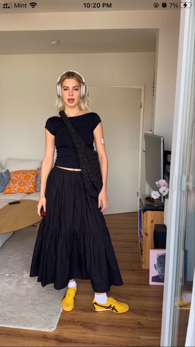 London 2024 Fashion, Japan Inspired Outfit, Japan Clothing Style, Japan Fashion Summer, Tiered Skirt Outfit, Black Maxi Skirt Outfit, Japan Outfits, Maxi Skirt Outfits, Mode Inspo