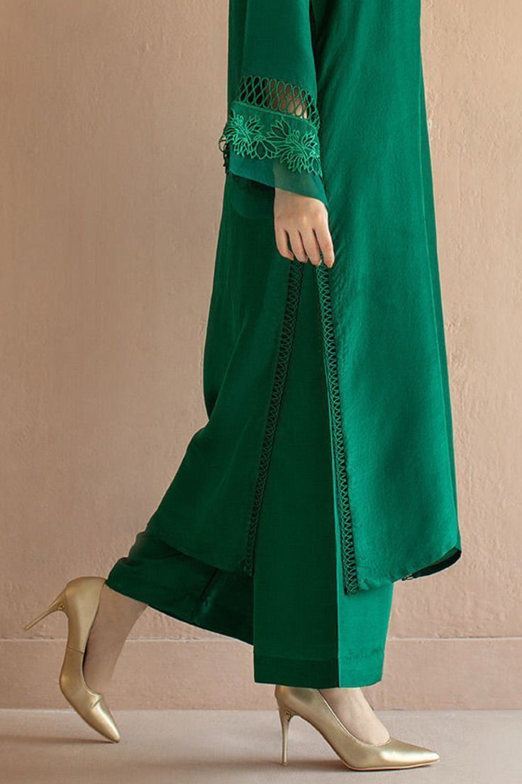 Short Dress Outfit Ideas, Short Dress Ideas, Unique Short Dress, Short Dress Outfit, Unique Dresses Short, Outfit Ideas Unique, Crepe Kurti, Kurti For Women, Pakistani Fashion Casual