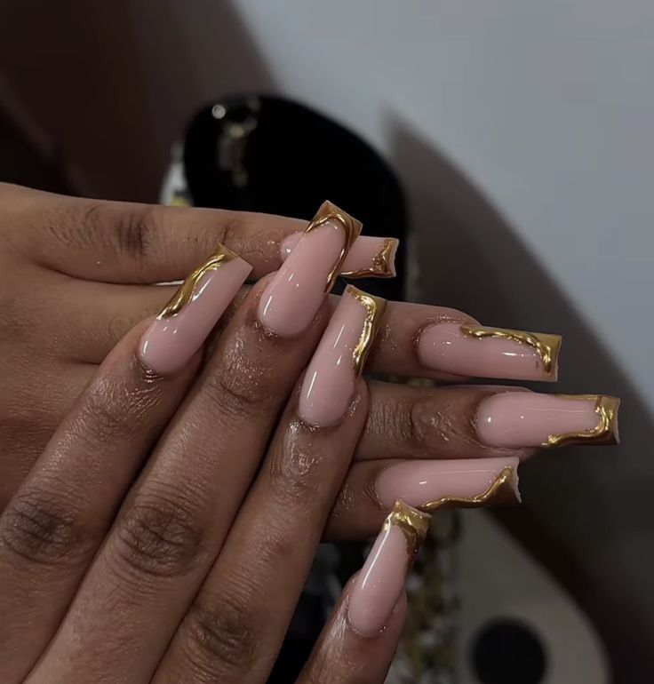 Birthday Nails Inspiration Gold, Gold Nails Press On, Long Gold Chrome Nails, Hold Chrome Nails, Md Nails Ideas, Hold Nails Acrylic, Md Nail Ideas, Rose Gold Nails For Prom, Gold Chrome Nails Designs Square