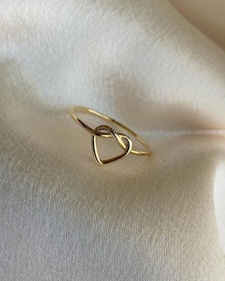 Rings For Girls Aesthetic, Girls Ring Design Gold, Anillo Aesthetic, Minimalist Accessories Jewellery, Simplistic Jewelry, خواتم خطوبة, Cute Promise Rings, Hand Jewelry Rings, Unique Gold Jewelry Designs